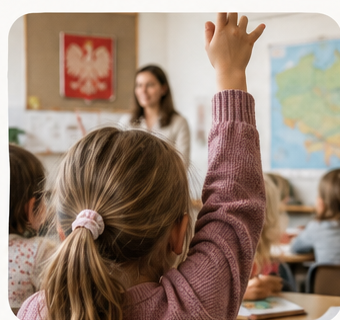 Uczennica zgłaszająca się podczas lekcji